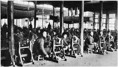 Fabriek gerund door Chinezen nabij Chihsien, ca. 1930 door Chinese Photographer